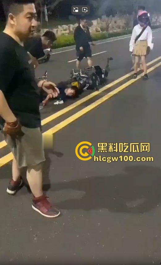 潍坊摩托集会惊爆血腥一幕：狂飙失控，骑手脑袋开花！被甩飞数米狂喷血、倒地抽搐命悬一线-7