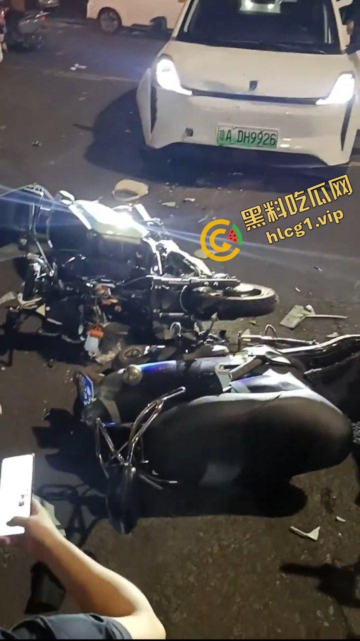 海南海口 文明天桥 新能源白车闯红灯 超速撞击电动车！致4人受伤！-4