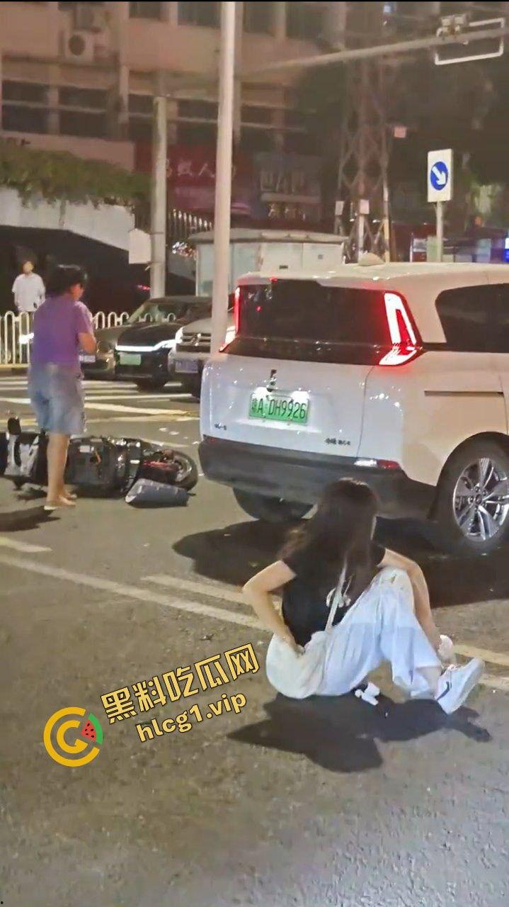 海南海口 文明天桥 新能源白车闯红灯 超速撞击电动车！致4人受伤！-7