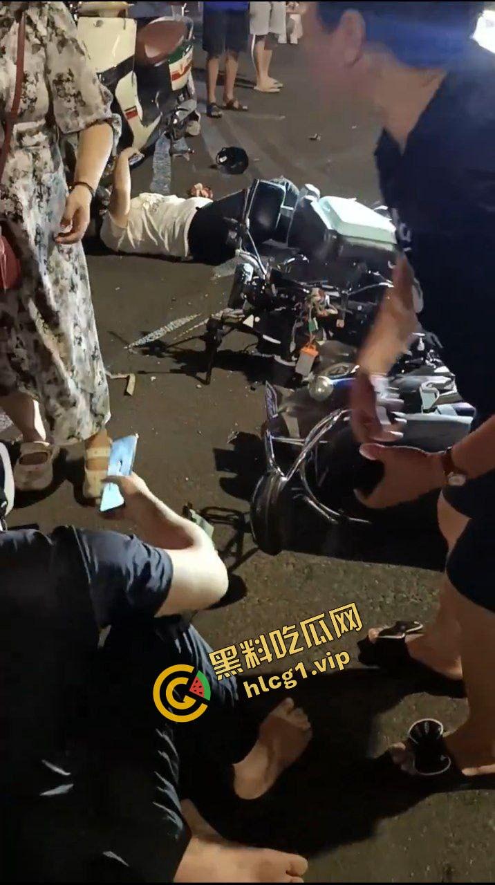 海南海口 文明天桥 新能源白车闯红灯 超速撞击电动车！致4人受伤！-8