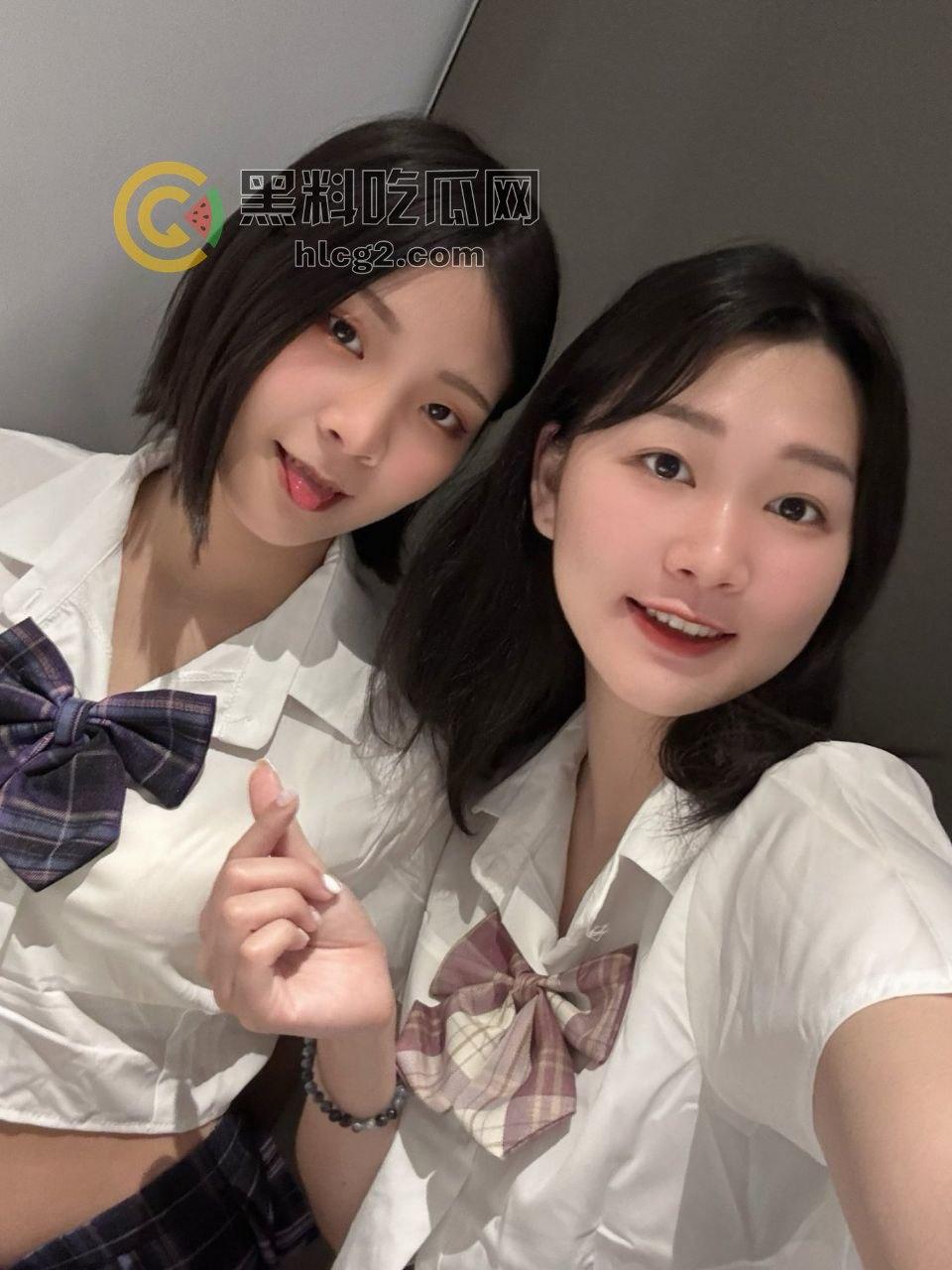 常州顶级颜值闺蜜「李若若」！摩天轮内小白鲍鱼露出，顶级颜值骚穴直接开干！-1