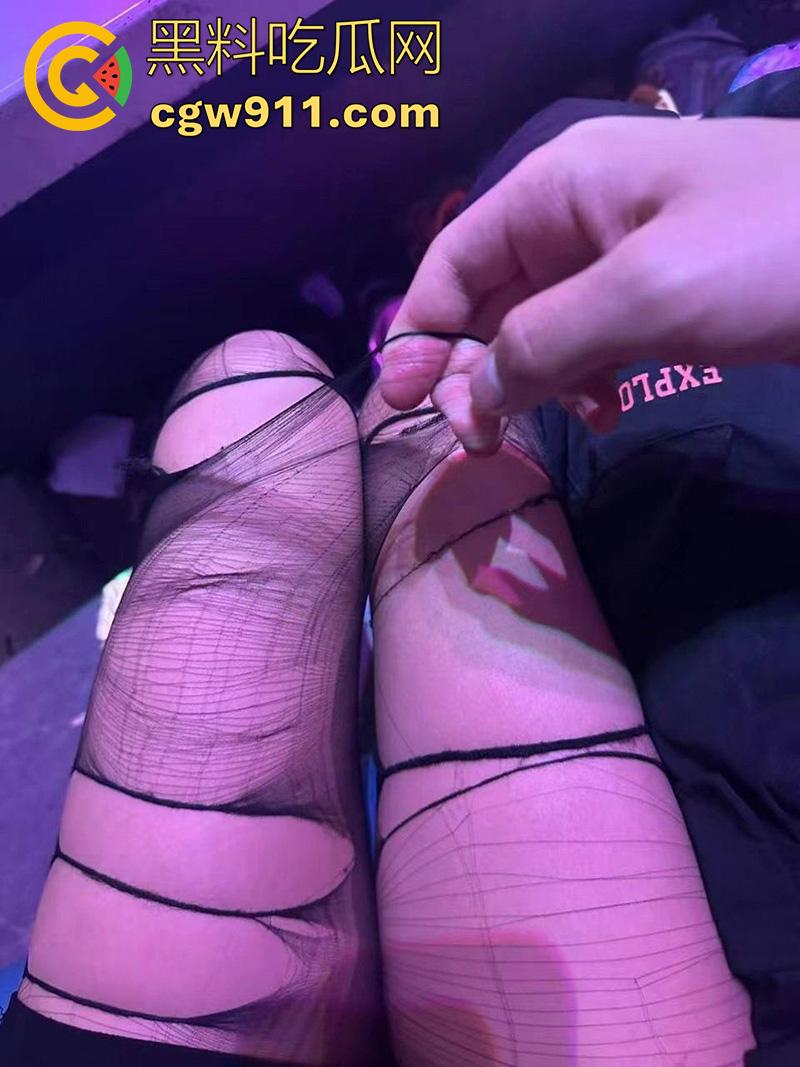 十元三曲随便摸，男人的天堂砂舞厅偷拍合集，关灯后淫乱抓奶抠逼摸屌，加钱还能打站桩，极品美女和嫩妹随便玩！-13