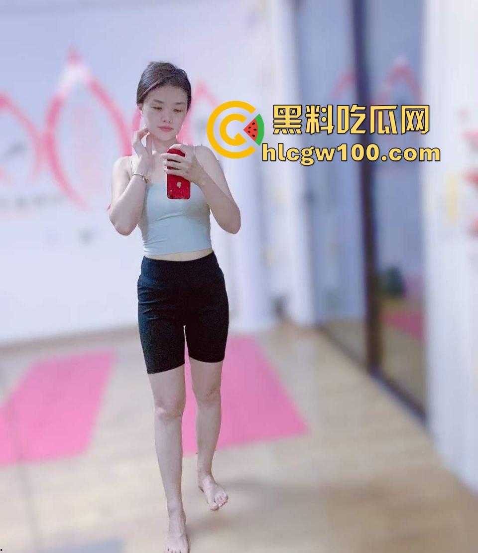 绍兴柯桥极品人妻【张璞泽】早年私密视频泄露，全裸露乳显穴伺候男友，温柔口交乖巧到极致！-4