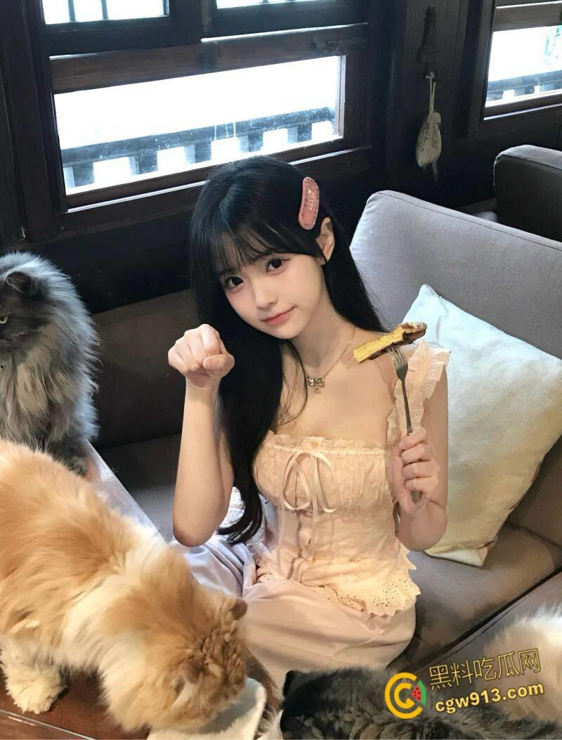 帮妹妹户外拍写真，性感皮裙大长腿，骚穴在肉丝下若隐若现，主动跪地口交，后入爆操激情内射 ！-1