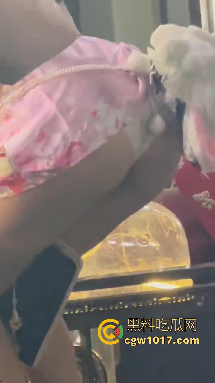 街头偶遇骚逼母狗执行主人的户外任务！齐逼短裙配透明小尾巴内裤，街头大胆露出，小骚逼玩刺激的是吧！-7