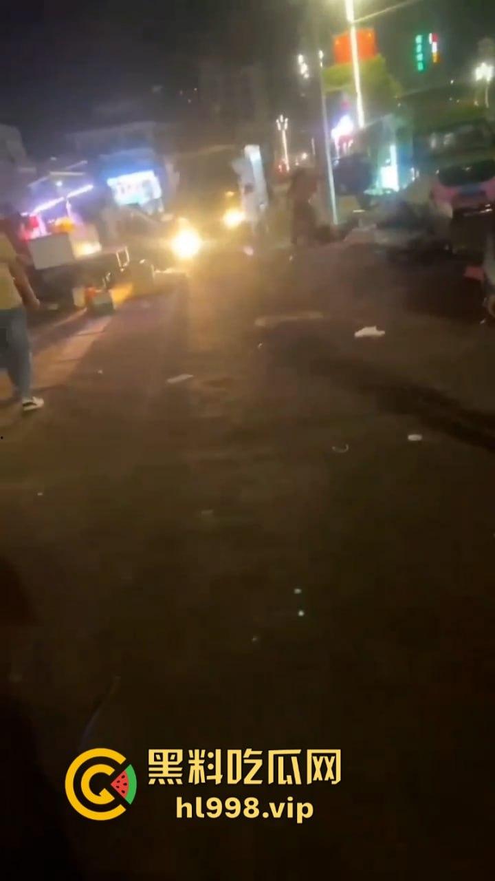 摆个摊你拼什么命啊？ 广东女老板为争摊位被男子当街砍杀  视频曝光血腥砍头过程-3