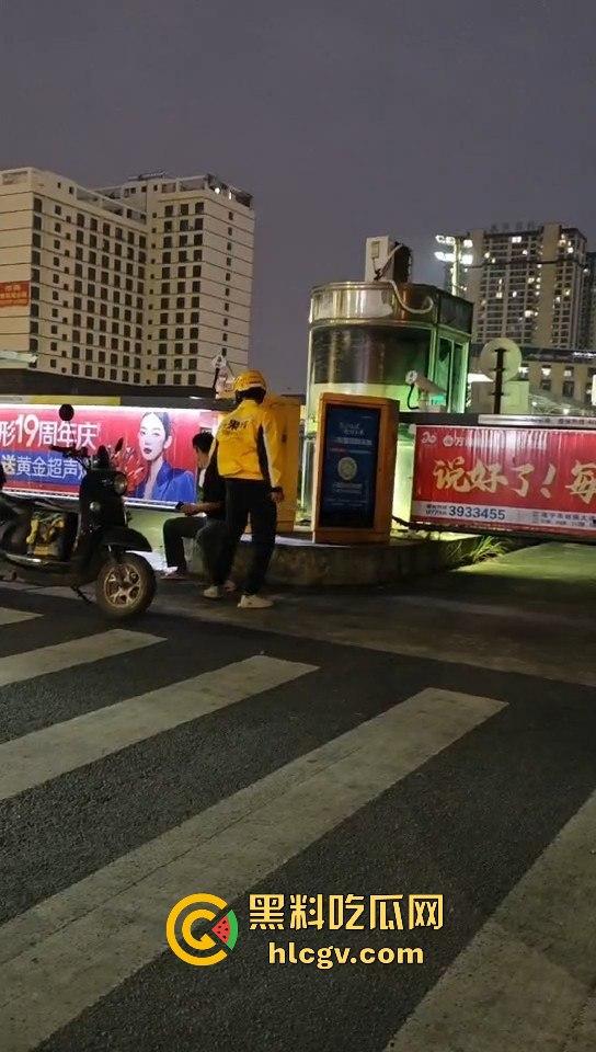 外卖小哥化身刀仔街头砍黑衣男！老实人爆发也吓人，但动刀就真是过火了！-3