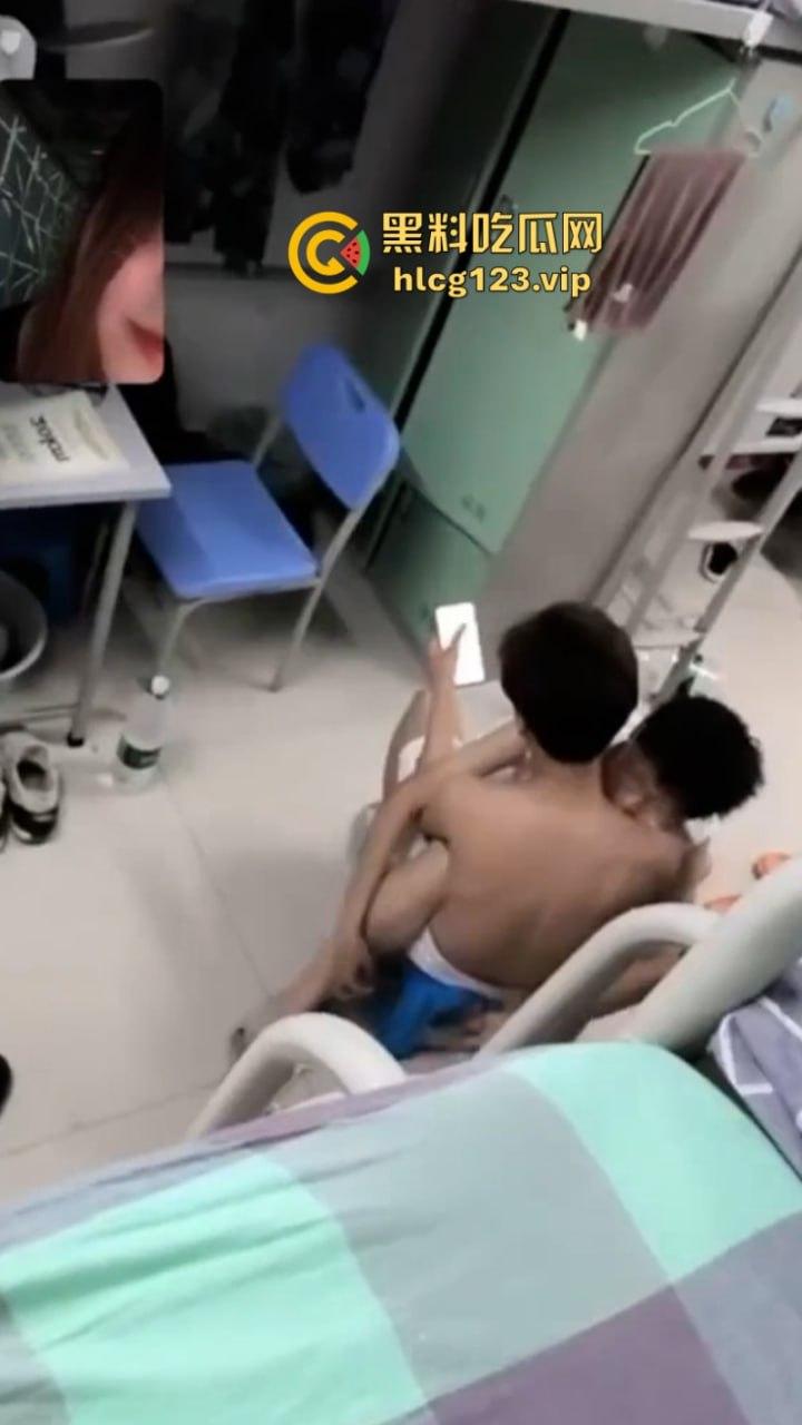 男生宿舍有gay成什么样子？西安科技大学俩男大学生激情湿吻视频流出 震碎三观！-10