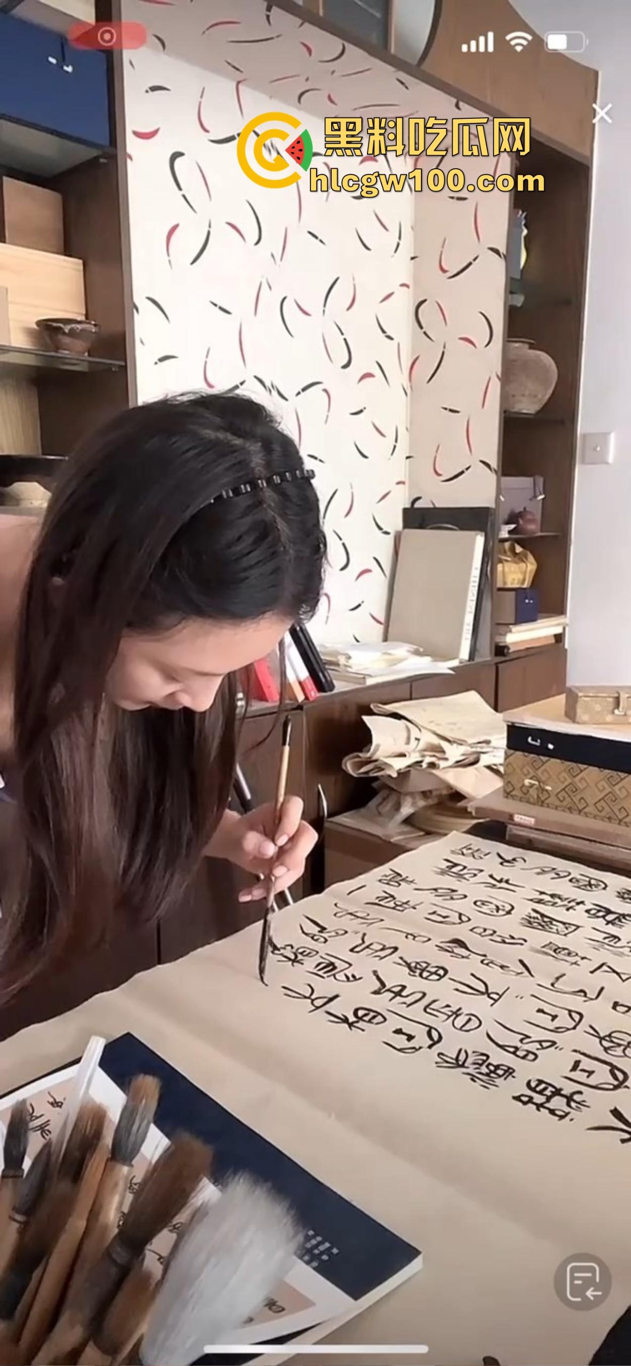 抖音骚鸡书法漏奶直播，真空上阵练毛笔，酥胸似露不露，这就是传说中的雅俗共赏新赛道？陶冶情操还是露奶吸睛？-3