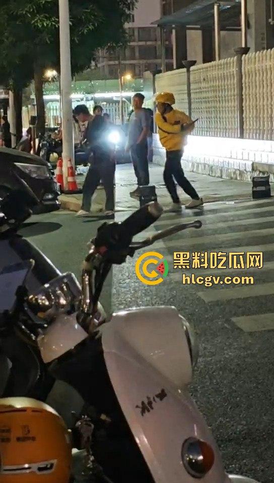 外卖小哥化身刀仔街头砍黑衣男！老实人爆发也吓人，但动刀就真是过火了！-7