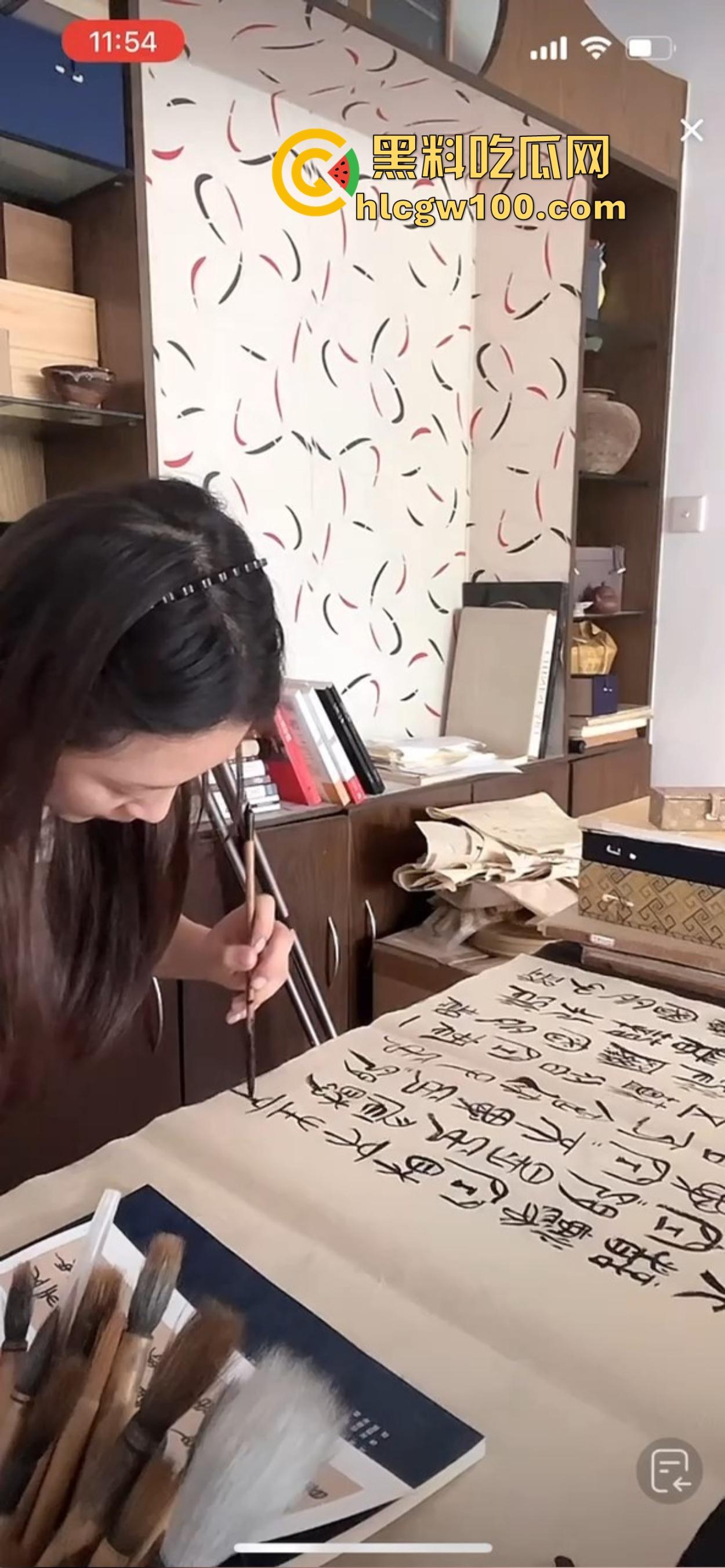 抖音骚鸡书法漏奶直播，真空上阵练毛笔，酥胸似露不露，这就是传说中的雅俗共赏新赛道？陶冶情操还是露奶吸睛？-4