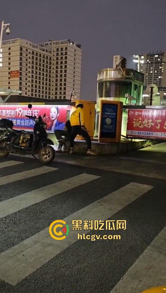 外卖小哥化身刀仔街头砍黑衣男！老实人爆发也吓人，但动刀就真是过火了！-9