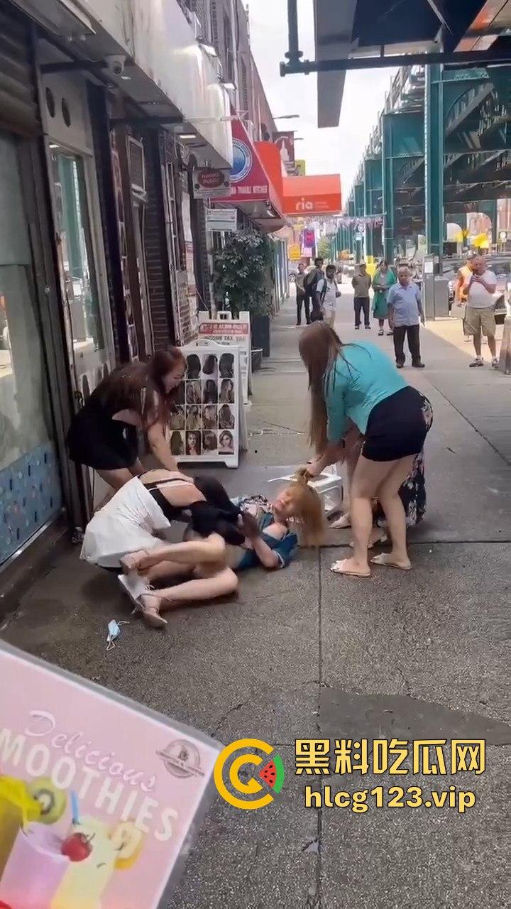 纽约华人区站街女为抢客户互殴，白天华人打晚上洋马拼，唐人街的行情卷成这样了？-1