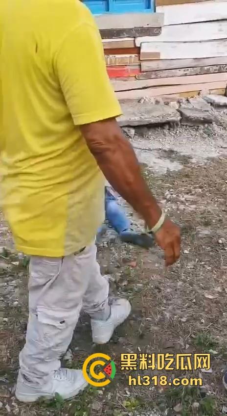 哥伦比亚双重谋杀案，疑似帮派报复，枪手杀害了不不尽兴，还要在死者头部猛踹几脚才愤愤离去，国外真乱！-3