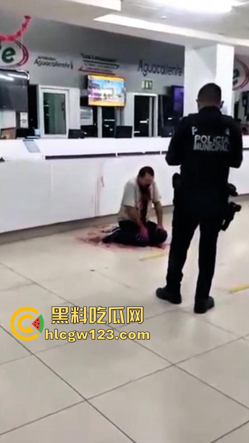 印尼医院自杀割喉，男子被医院诈骗，导致母亲病情恶化死亡，男子在医院杀医生后自杀反抗!-1