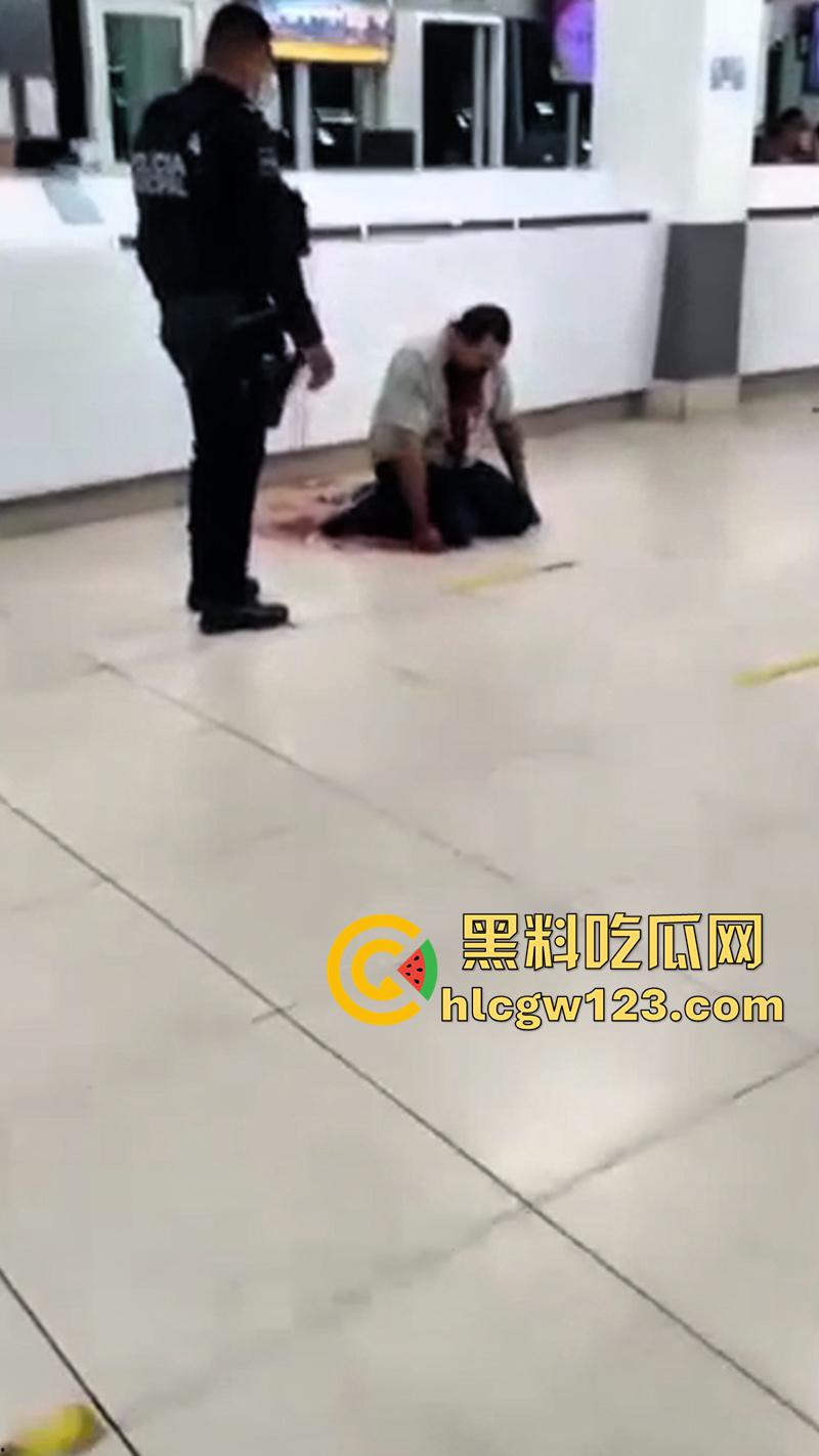 印尼医院自杀割喉，男子被医院诈骗，导致母亲病情恶化死亡，男子在医院杀医生后自杀反抗!-3