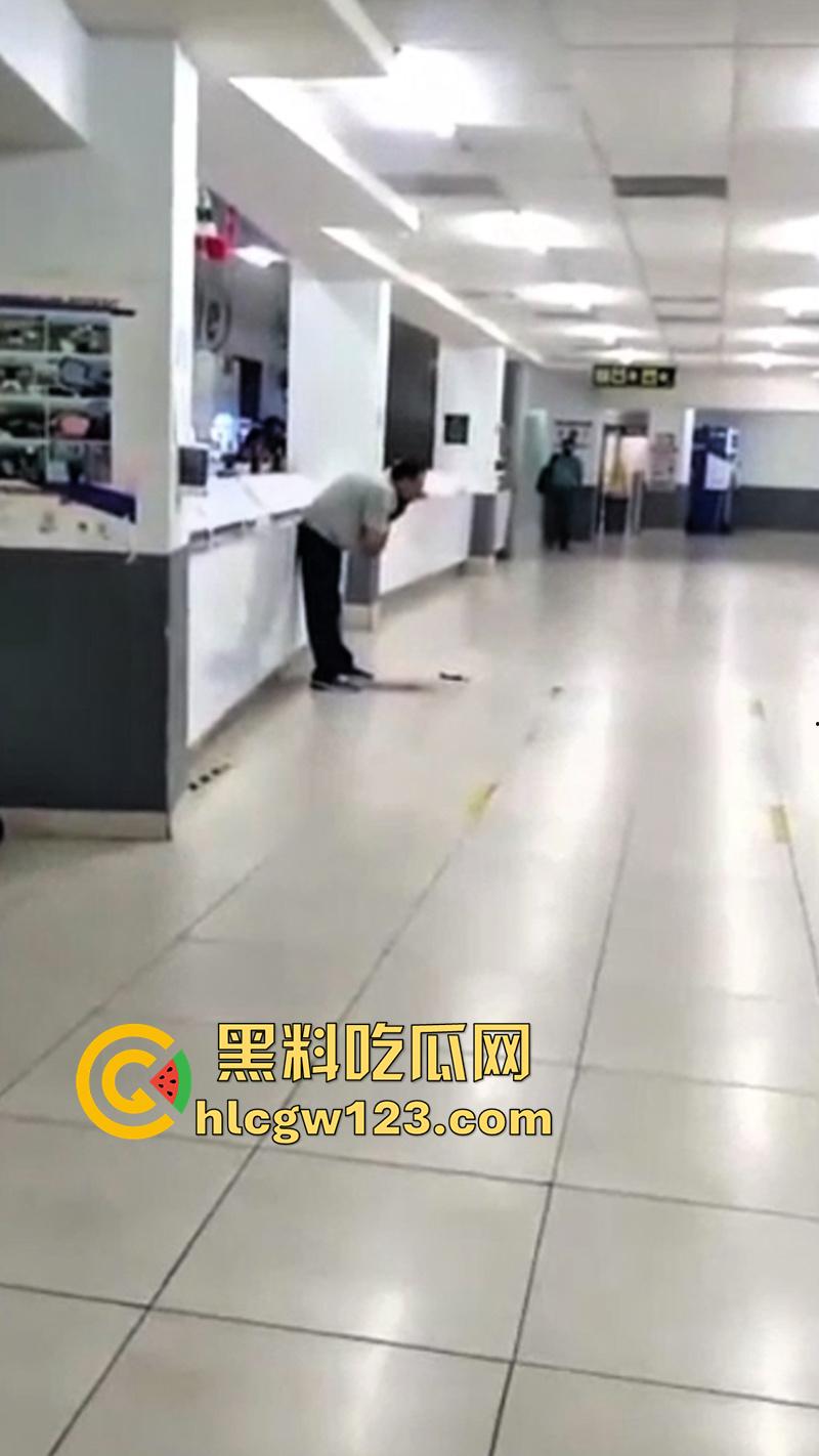 印尼医院自杀割喉，男子被医院诈骗，导致母亲病情恶化死亡，男子在医院杀医生后自杀反抗!-5