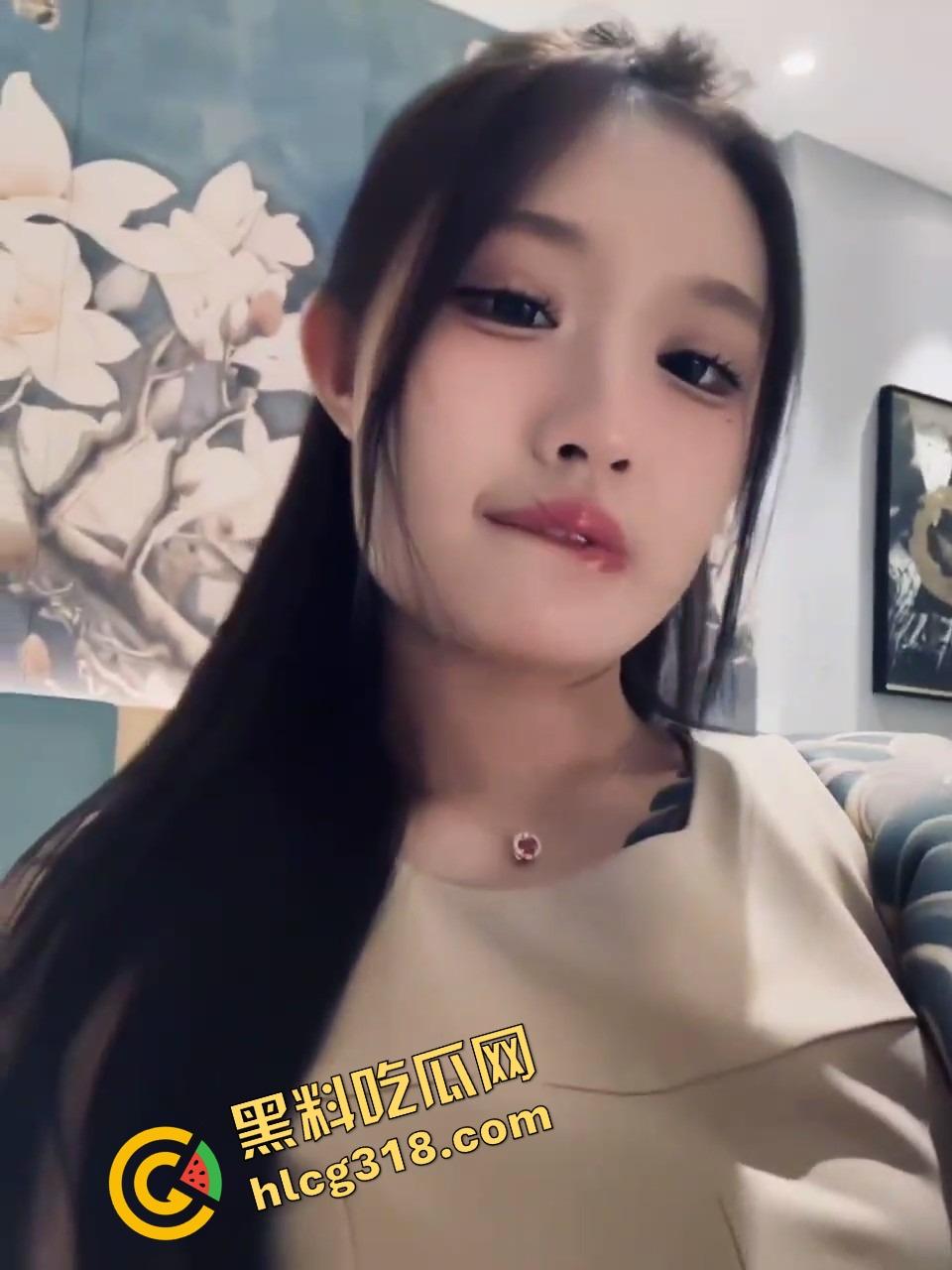 抖音精神小妹『讨厌坏男人』舌钉反差母狗嘴上说不要吐舌头,身上纹满背与胸,男人看了都忍不住!-4