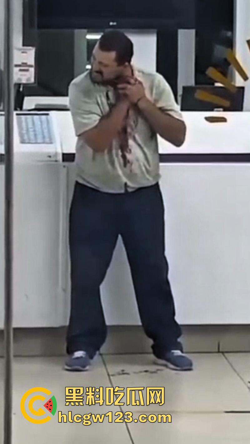 印尼医院自杀割喉，男子被医院诈骗，导致母亲病情恶化死亡，男子在医院杀医生后自杀反抗!-7