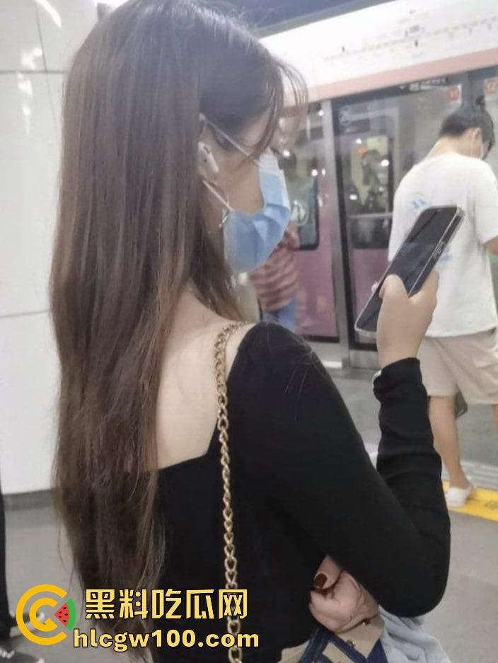 抄胸大神地铁乳房偷拍传奇出手 清纯美少女到良家人妻 短暂春光乍泄 奶子风景千姿百态 还原奶子的别样风采!-4