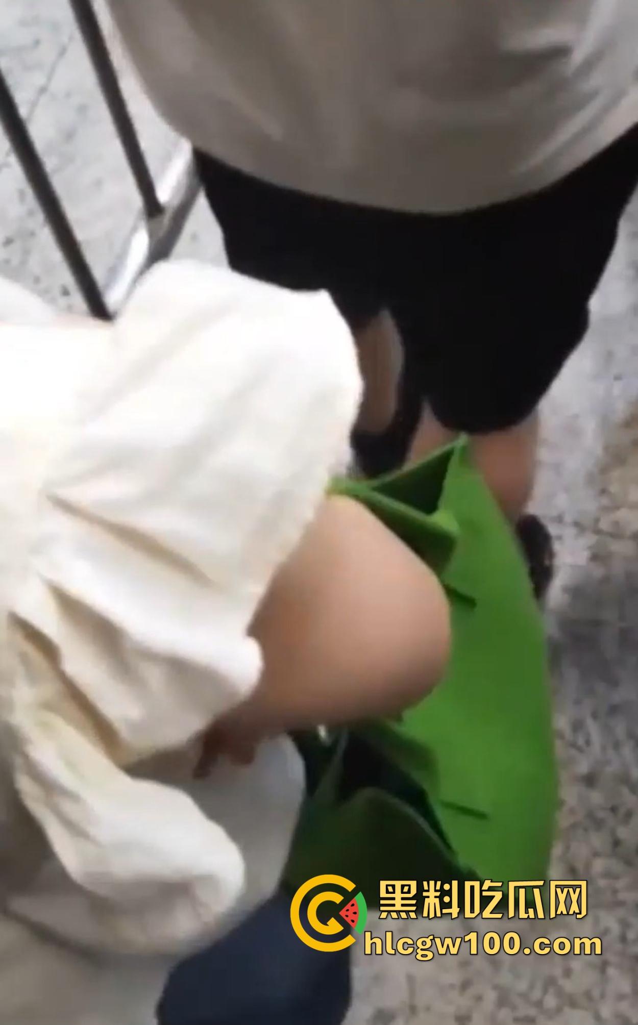 抄胸大神地铁乳房偷拍传奇出手 清纯美少女到良家人妻 短暂春光乍泄 奶子风景千姿百态 还原奶子的别样风采!-7