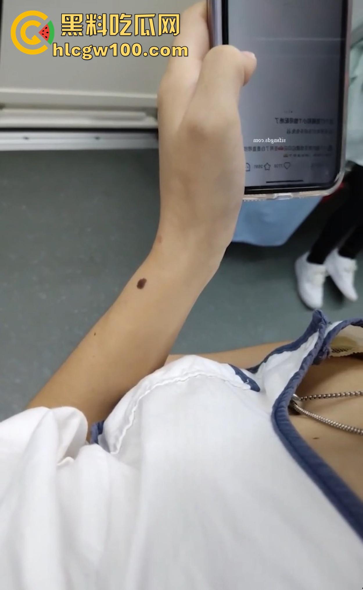 抄胸大神地铁乳房偷拍传奇出手 清纯美少女到良家人妻 短暂春光乍泄 奶子风景千姿百态 还原奶子的别样风采!-12