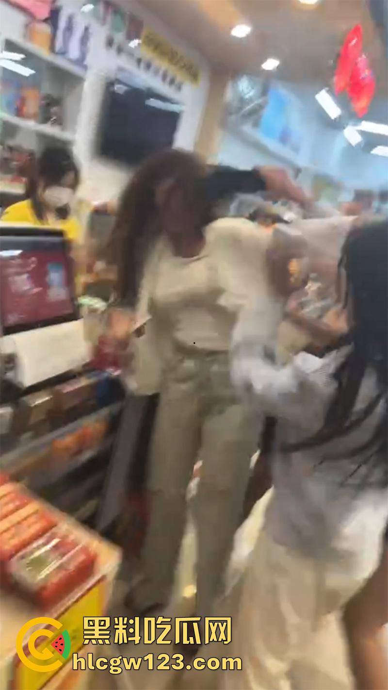 吉林长春精神小妹打架现场，一群社会青年围殴闺蜜，纹身小伙一旁录像加油，年纪轻轻不学好啊！-6