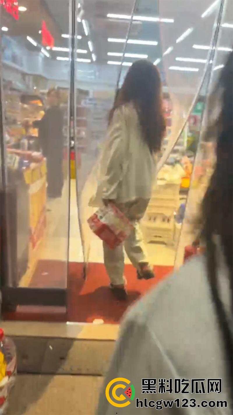 吉林长春精神小妹打架现场，一群社会青年围殴闺蜜，纹身小伙一旁录像加油，年纪轻轻不学好啊！-7