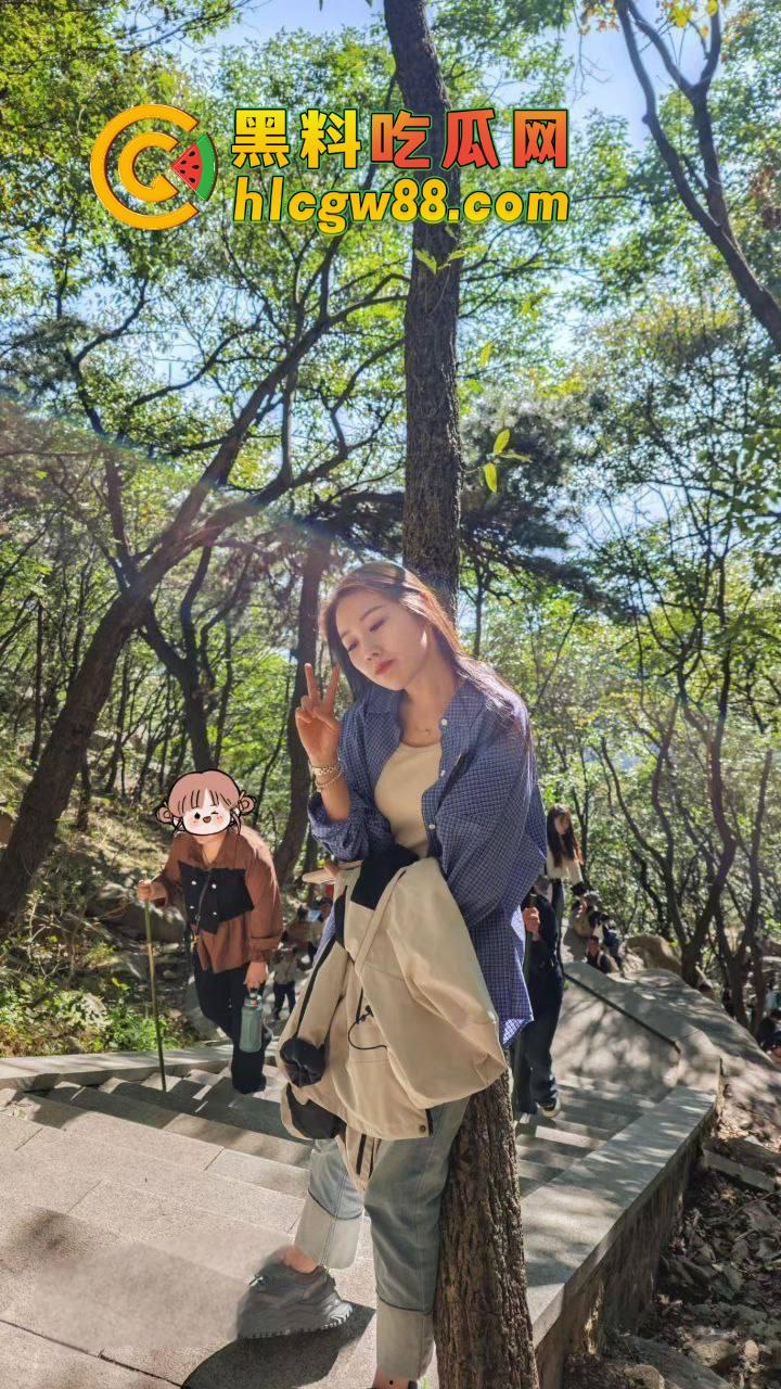 山东泰山驴友『吴昕』被狼友调教，反差婊母狗本性觉醒，黑丝撕裂淫水横流，彻底臣服狼友的暴力操弄！-3