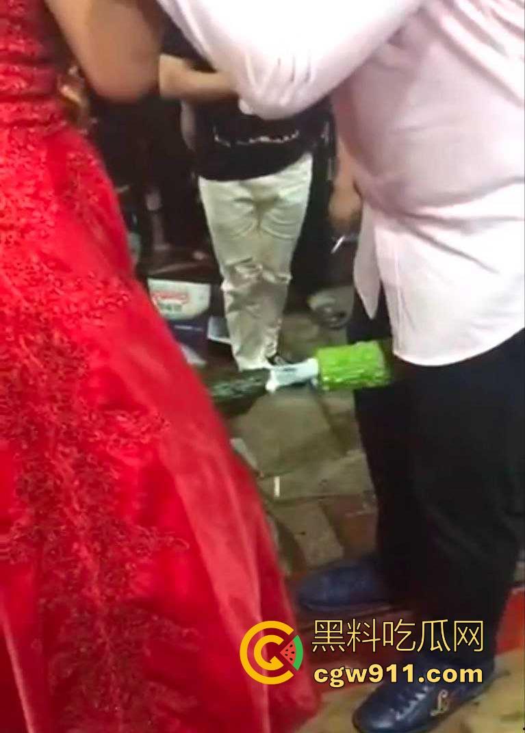 搞笑婚礼闹洞房，草黄瓜与白牛奶桥段，新娘满脸尴尬新郎沉默无奈，但在现场，好友们都哄堂大笑！-7