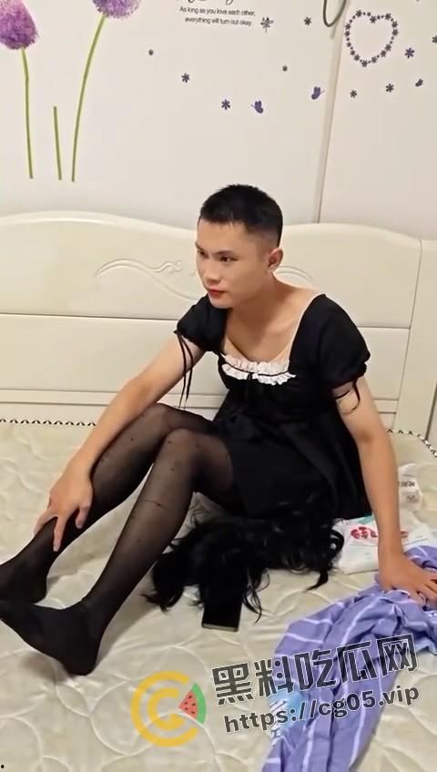 湖南网友约炮约到伪娘男同  男同伪装萌妹约炮 化妆都不会化 脱了裤子一摸那么大的屌 气的网友骂娘-4