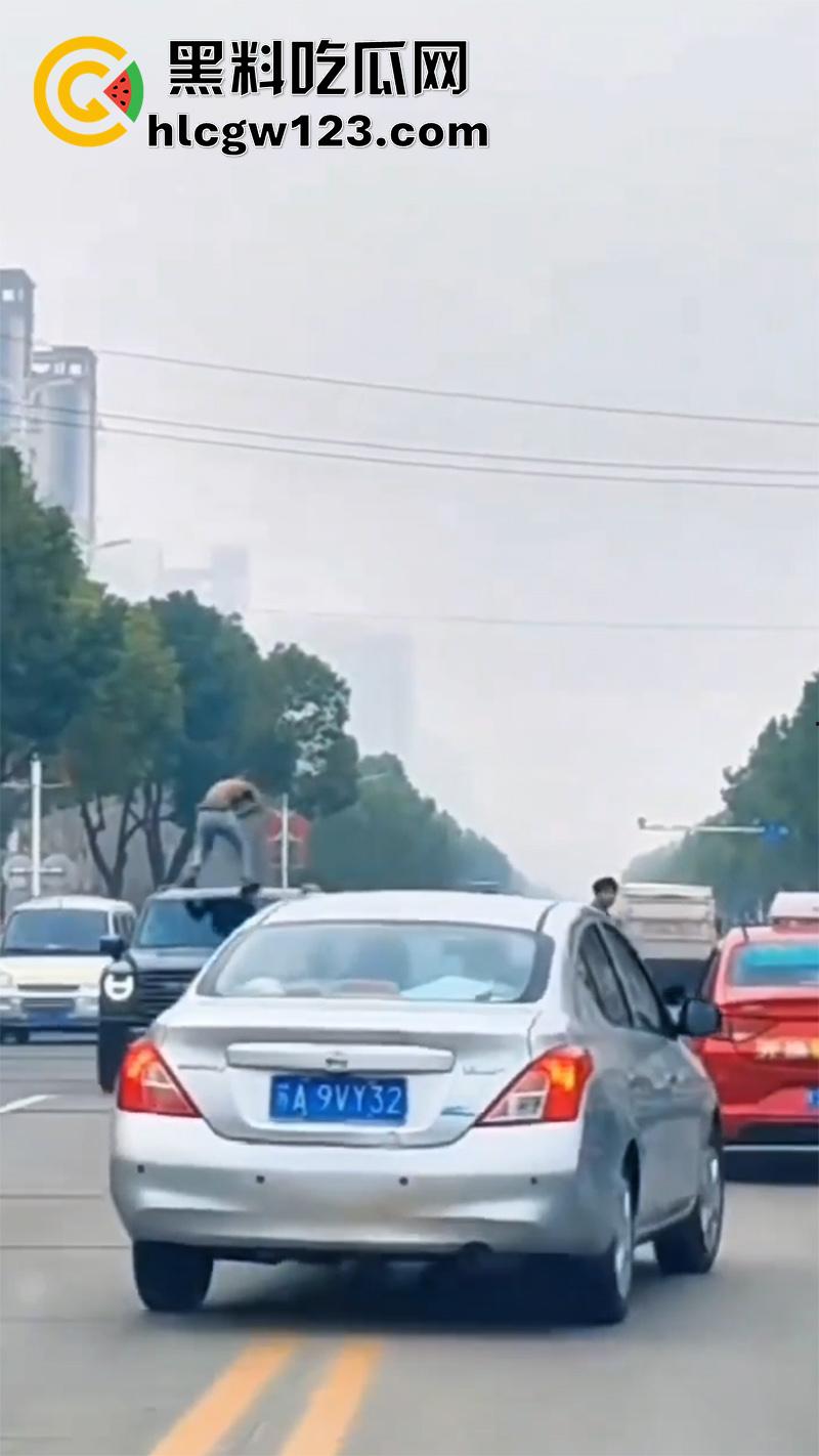 河南信阳纹身小伙，吸毒后当街疯狂砸车警车也不放过，叔叔都是见过大场面的完全不慌！-7