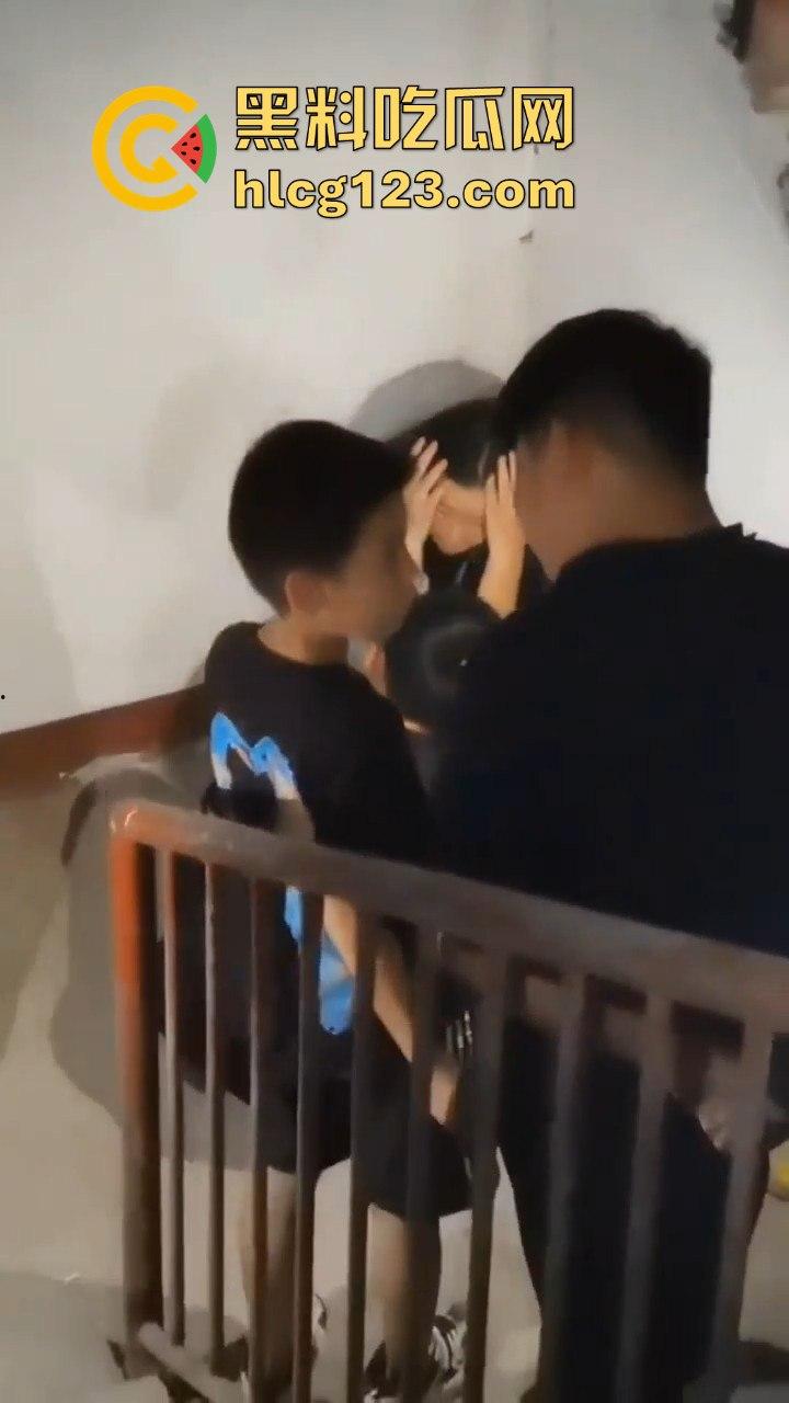 山西阳曲校园霸凌四五人围殴一女生，还威胁下跪？简直无法无天！-7