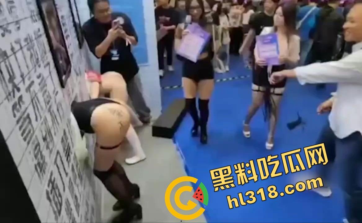 台湾成人show疯了，母狗字样真敢写，美女一排排屁股挂墙随便抽，交钱就能爽一把！-6