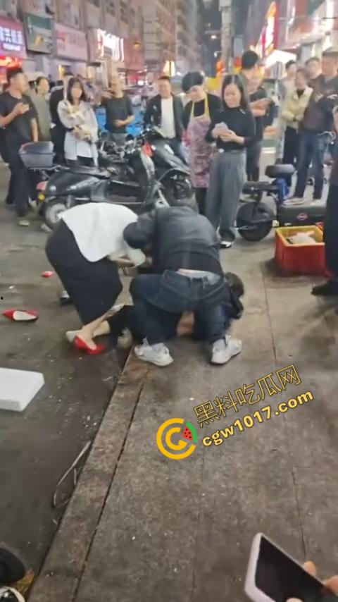 热闹龙港夜市：原配大战小三，血雨腥风惊百客围观！温州最疯狂烧烤摊街头对决，拳风猛烈，头发乱飞，争风吃醋，看个痛快！-4