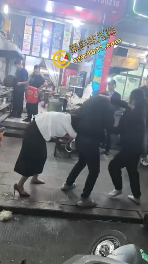 热闹龙港夜市：原配大战小三，血雨腥风惊百客围观！温州最疯狂烧烤摊街头对决，拳风猛烈，头发乱飞，争风吃醋，看个痛快！-6