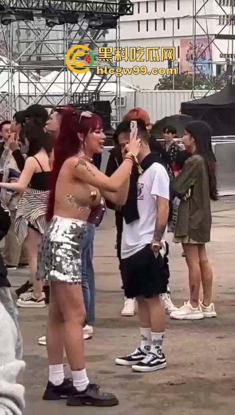 海口电音节小仙女玩得真花，乳贴当衣服半裸晃奶，这是货比三家，方便海王们精挑细选精准下单？-11