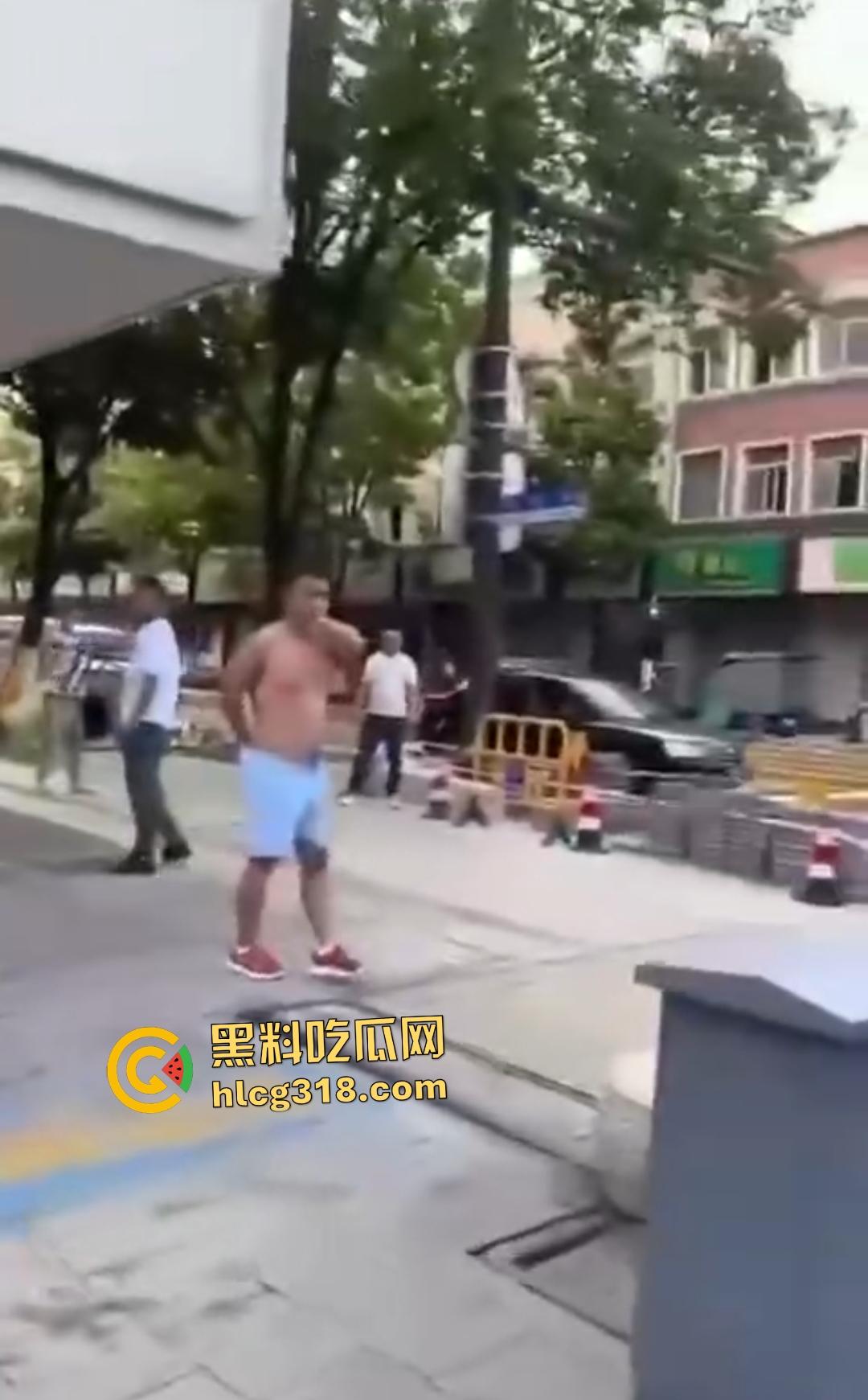 嘉兴斜西街安乐路口四人无故暴打路人！菜刀镰刀梯子狂殴，受害者倒地不起！-3