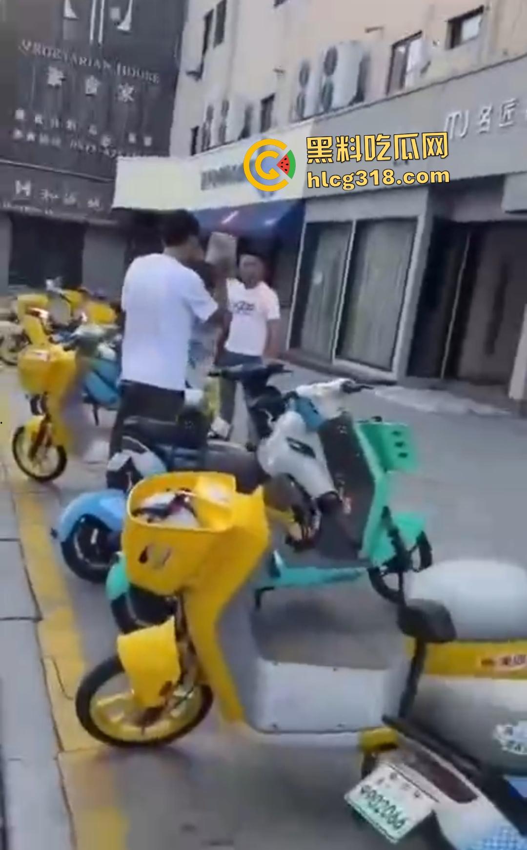 嘉兴斜西街安乐路口四人无故暴打路人！菜刀镰刀梯子狂殴，受害者倒地不起！-6