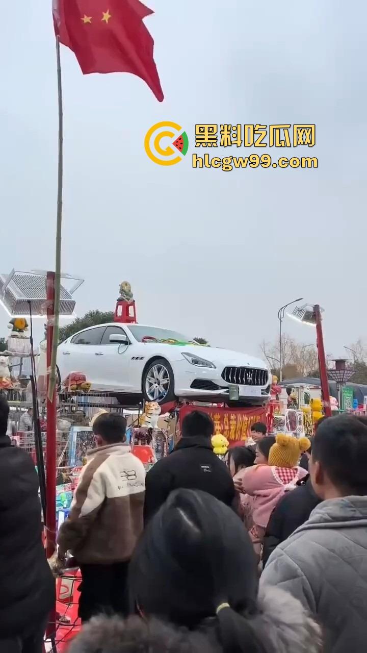 郑州集市惊现史上最壕套圈奖品，玛莎拉蒂总裁成最终Boss，小伙们疯抢 场面堪比海王争霸赛！-1