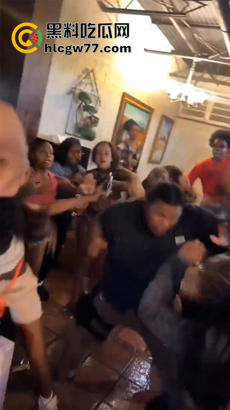 国外男子暴打女权，女权团体聚餐闹事，竟将其妻子拉入其中洗脑，大哥单枪匹马大战100女拳！-8