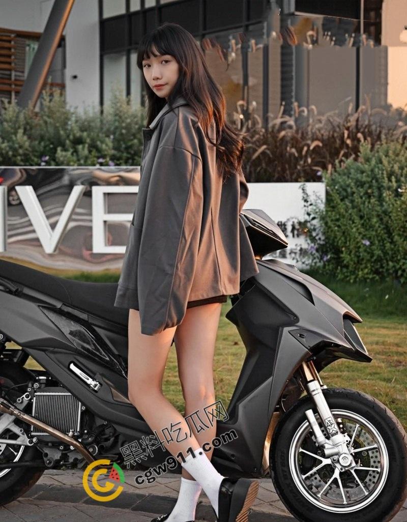 IG高颜值机车博主露脸口交视频外流！口手并用舌技超群，吞屌画面口水拉丝，风骚诱人！-4