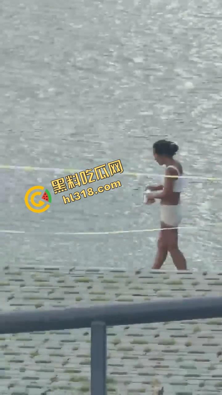 连云港河边裸泳妹子现身，天气一热直接全裸脱下水放飞自我，亲密接触大自然，真就不怕被人看！-9