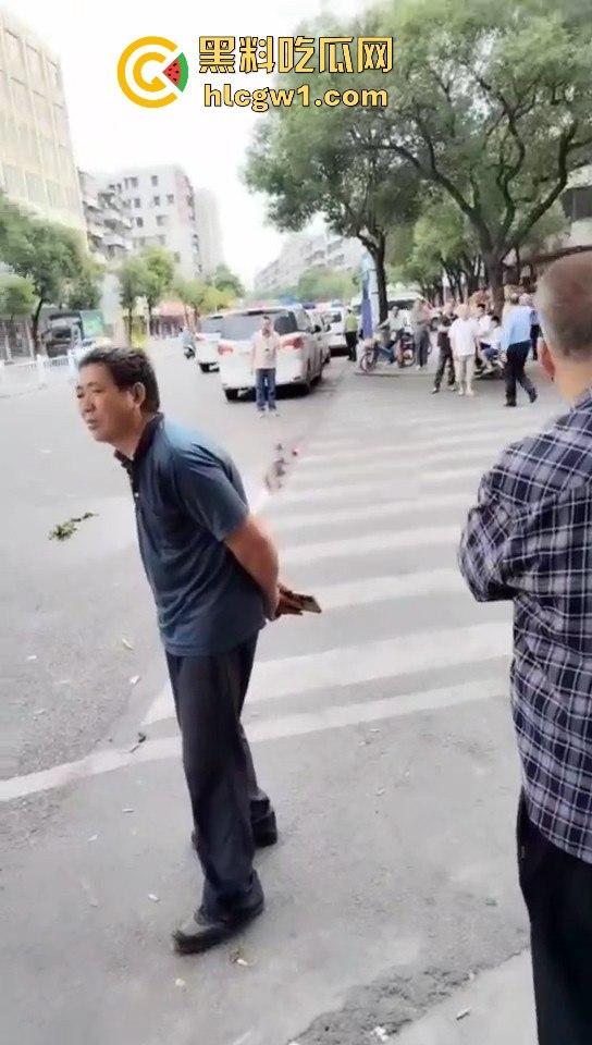 开平市街上惊现人肉保龄球！男子驾车撞飞8人，连刹车都懒得碰，不带刹车像玩游戏一样！-4