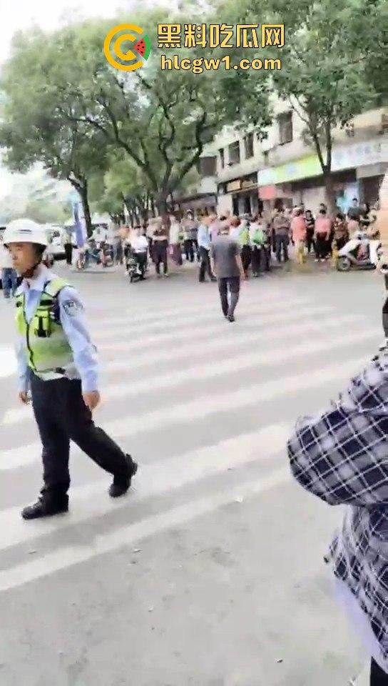开平市街上惊现人肉保龄球！男子驾车撞飞8人，连刹车都懒得碰，不带刹车像玩游戏一样！-7
