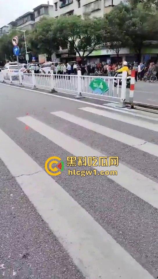 开平市街上惊现人肉保龄球！男子驾车撞飞8人，连刹车都懒得碰，不带刹车像玩游戏一样！-8