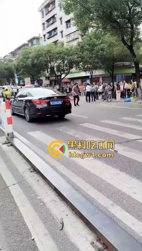 开平市街上惊现人肉保龄球！男子驾车撞飞8人，连刹车都懒得碰，不带刹车像玩游戏一样！-9