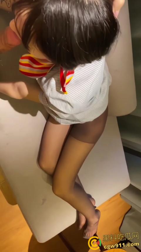 气质人妻【宋亚琦】，偷情老公兄弟，穿情趣黑丝握肉棒送进小穴，晃着大奶被爆操，纯荡妇淫娃！-7