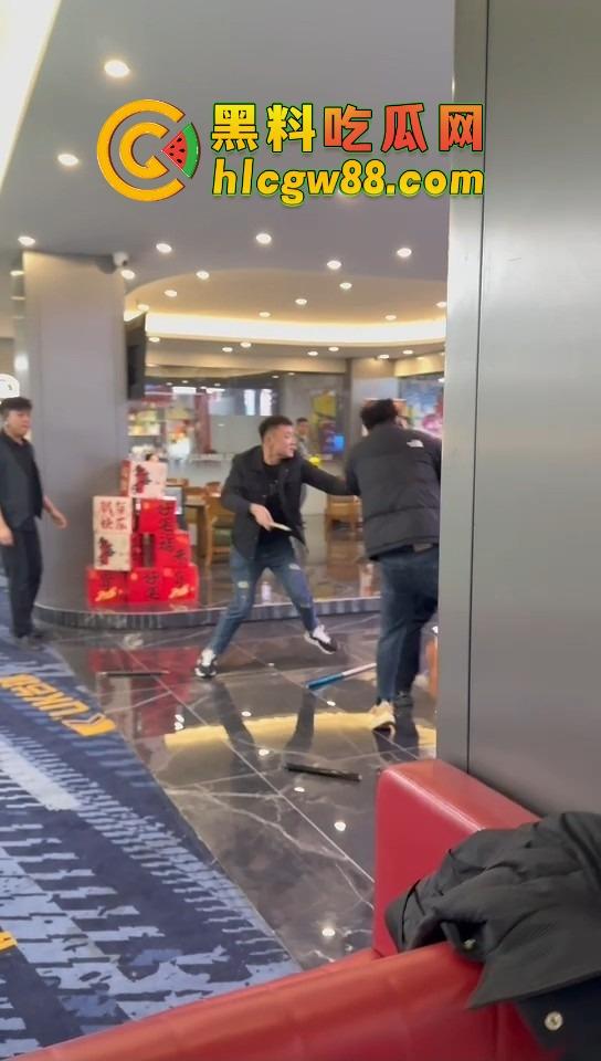 石家庄台球厅惊现羞耻格斗，3个小壮年打架上头 不光揍人 还直接扒裤子 多少有点冒昧了吧？-2