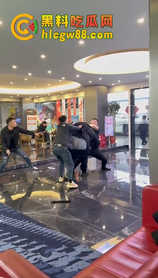 石家庄台球厅惊现羞耻格斗，3个小壮年打架上头 不光揍人 还直接扒裤子 多少有点冒昧了吧？-3